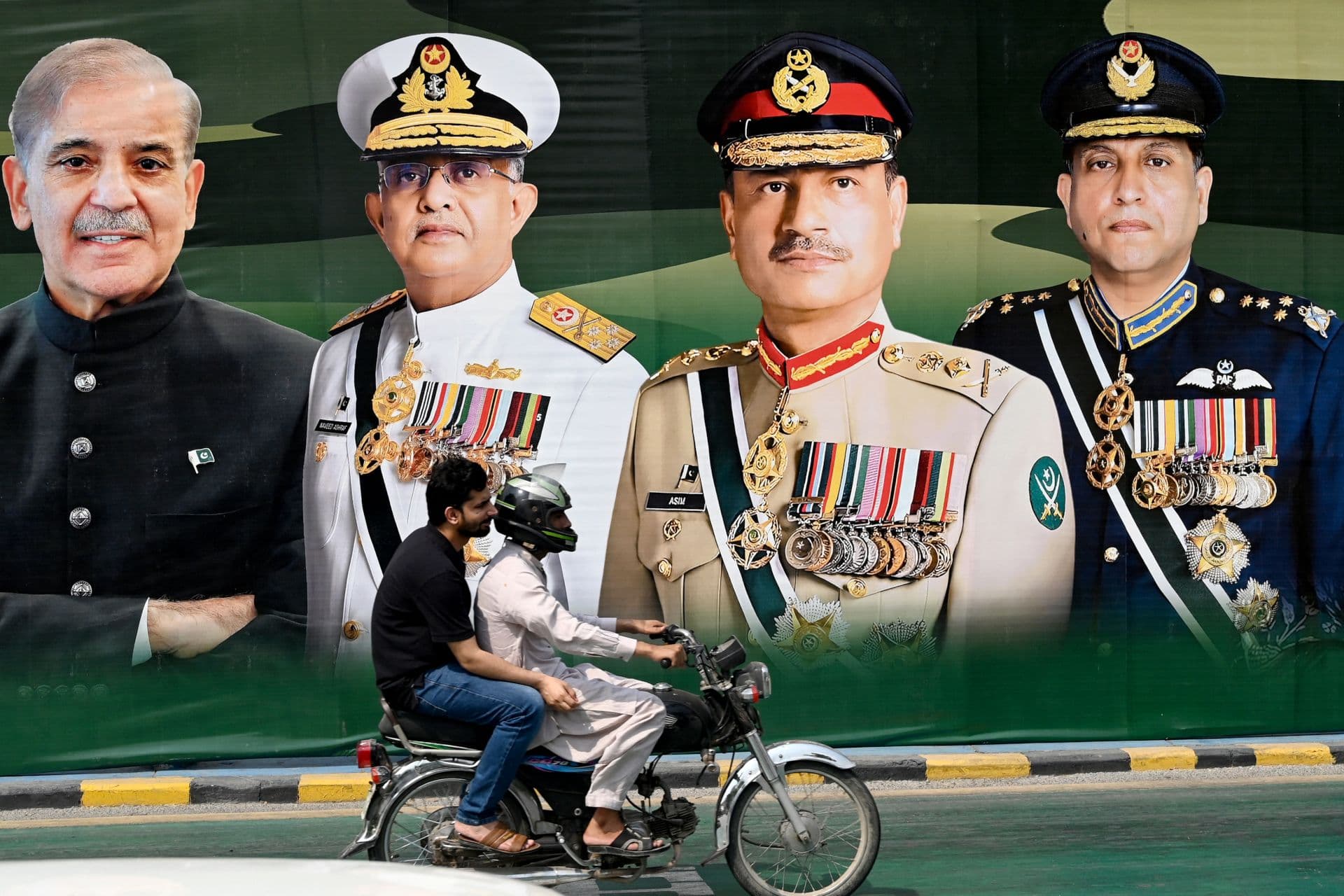 Pakistan Military Chief Emerges as Iran-US Mediator Amid Ceasefire Crisis