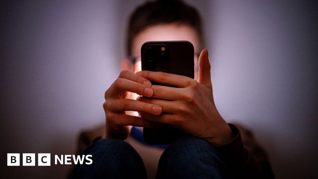 UK PM Starmer Gives Apple and Google Three Months to Block Nude Images on Children's Phones